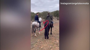Che fine ha fatto Thiago Motta? Eccolo in sella ad un cavallo...