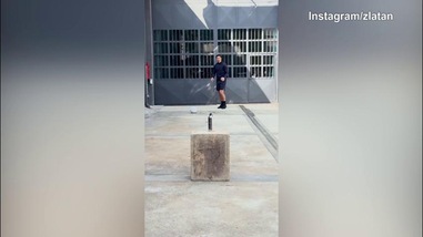 Ibra, che precisione! Lo svedese centra la bottiglia in pieno...