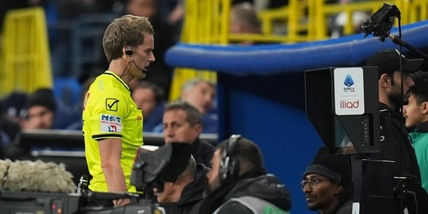 Disastro Chiffi, sbaglia tutto in Bologna-Inter: lo salva solo il Var!