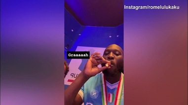 Napoli, Lukaku come Conceicao: festa con il sigaro dopo la vittoria in Supercoppa