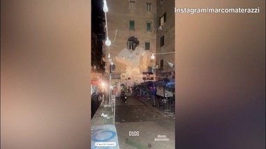 Materazzi davanti al murales dedicato a Maradona