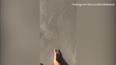 Passaggiata in riva all'acqua per Alex Del Piero