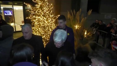 Un salame, un quadro e tanto affetto: così i tifosi dell'Atalanta hanno accolto Gasperini