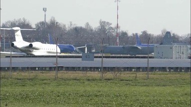 Crans-Montana, il C-130 con le salme dei ragazzi italiani a Linate