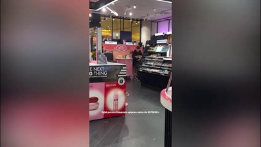 Roma, Pisilli "disperato" in profumeria