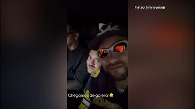 Neymar in auto con la sua crew