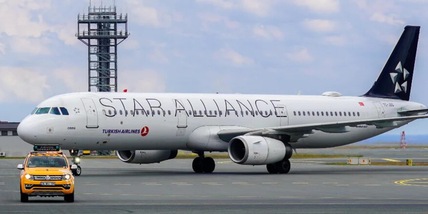 Chiama il wifi dell'aereo "bomba" e scatena il panico: atterraggio d'emergenza a Barcellona, ma in realtà...