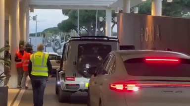 Bailey lascia la Roma: eccolo a Fiumicino prima di prendere l'aereo per Birmingham