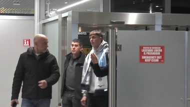 Lazio, sciarpa al collo e grande entusiasmo: Daniel Maldini sbarca a Fiumicino