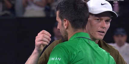 Djokovic scherza in tv dopo la vittoria su Sinner: "A rete gli ho detto...". Poi svela un retroscena con Alcaraz