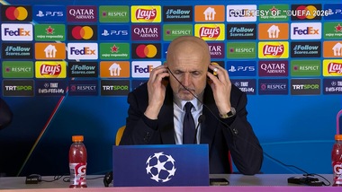 Il traduttore "fatica" con la domanda, Spalletti non la prende bene