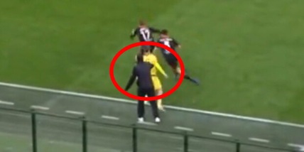 Il gesto di Fabregas su Saelemaekers che ha fatto impazzire Allegri: il fermo immagine che spiega tutto