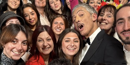 Carlo Conti e lo sketch con Fiorello prima di Sanremo: "Pennichella? Impossibile". Poi irrompe Can Yaman