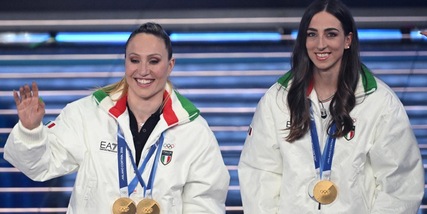 Francesca Lollobrigida e Lisa Vittozzi a Sanremo con le medaglie delle Olimpiadi Milano-Cortina