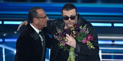 Gianluca Grignani e la frecciata a Laura Pausini in diretta: "C'è il suo numero qui?"