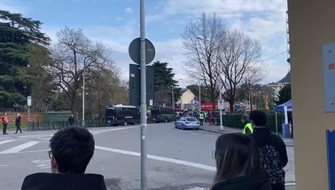 Il bus della Roma arriva a Como tra gli applausi dei tifosi