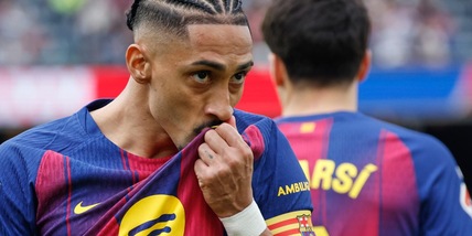 Tripletta di Raphinha, manita del Barcellona capolista della Liga al Siviglia