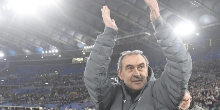 Sarri sotto la curva Nord prima di Lazio-Milan: l'abbraccio dei tifosi è pazzesco!