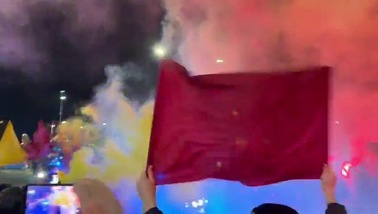 Il pullman della Roma arriva all'Olimpico accolto da fumogeni e bandiere