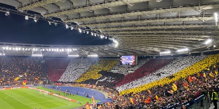 L'Olimpico è uno spettacolo: la coreografia dei tifosi per Roma-Bologna è da applausi