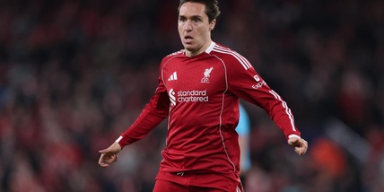 Chiesa torna disponibile per il Liverpool: è bufera sui social dopo le parole di Slot