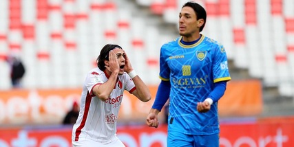 Serie B, Bari travolto al San Nicola dalla Carrarese. Il Frosinone passa a Bolzano: agganciato il Monza