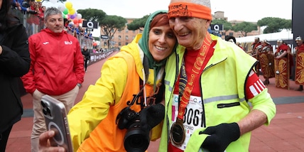 Il 93enne Antonio Rao al traguardo della 31^ Acea Run Rome The Marathon