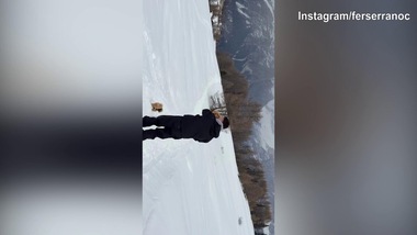 Milan, Gimenez sulla neve con cani e compagna prima della ripresa