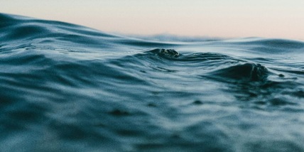 Dalle onde all’elettricità: il sistema giapponese che potrebbe cambiare tutto