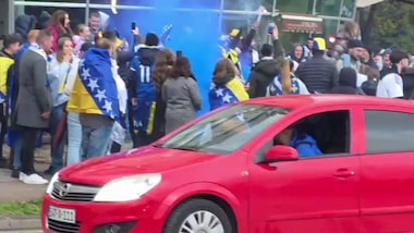 Tifosi della Bosnia per strada a Zenica prima della sfida con l'Italia