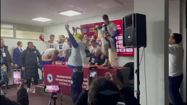 Bosnia, festa anche in sala stampa