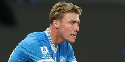 L’assalto al Milan, il record di gol e il riscatto: Hojlund si carica il Napoli sulle spalle