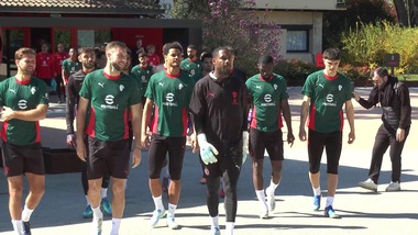 L'affetto dei tifosi per il Milan: in più di 3mila a Milanello prima della trasferta vietata a Napoli