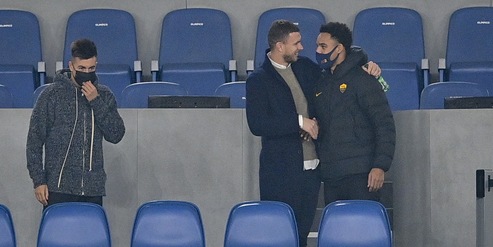 Roma, Dzeko non fa gruppo in tribuna: il secondo tempo lo passa con Kalinic