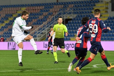 Ounas non basta al Crotone, Berardi e Caputo fanno ridere il Sassuolo