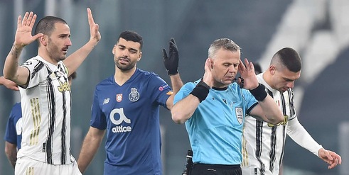 Juve-Porto, la moviola: male Kuipers, risparmia falli e pure cartellini