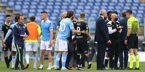 Giua insufficiente: che pasticci su cartellini e falli!