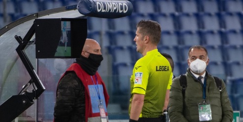 Lazio-Milan, la moviola: Orsato, notte horror. Non basta neanche la tv...
