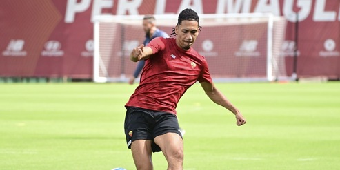 Roma, Mourinho sorride: Smalling corre a Trigoria e il rientro si avvicina