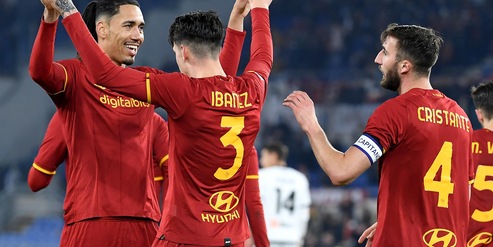 Roma-Spezia 2-0: Mourinho acciuffa la Juve con Smalling e Ibanez