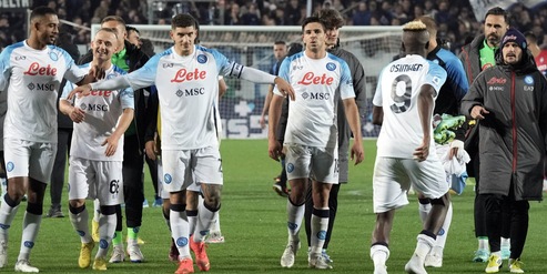 Napoli, in fuga a sportellate