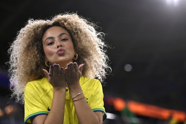 La tifosa del Brasile manda baci a tutti: show sugli spalti