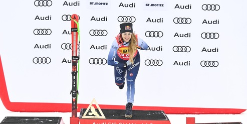 Sofia Goggia e l'inchino sul palco dopo la vittoria a St.Moritz