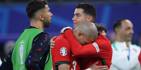Portogallo, Ronaldo e Pepe in lacrime si abbracciano dopo il ko con la Francia