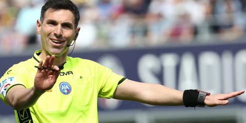 Rivoluzione arbitri: mano in area e sei cambi. Le nuove regole per il campionato