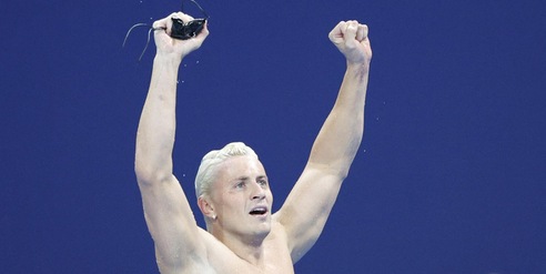 Martinenghi, i compagni commossi in tribuna. E la Defense Arena si ammutolisce