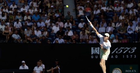 Tutta la meraviglia di Sinner: gioca, si sente male, soffre e batte Rune. Ora i quarti