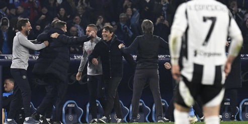 Napoli, a Mergellina si cantano il calcio e le gesta di Conte il capolista