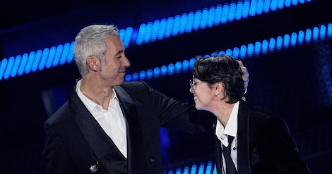 Pagelle Sanremo quarta serata cover e duetti: Paolo Kessisoglu e la figlia, bellezza senza voto