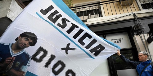 Dopo la foto nella bara, il video dell'autopsia: è indecente l'oltraggio a Maradona